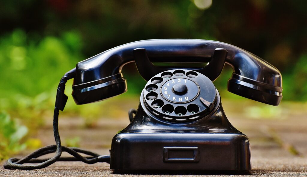 Old bakelite telephone-Easy ways to reduct plastic waste - Bakelite plastic phone photo by pixabay